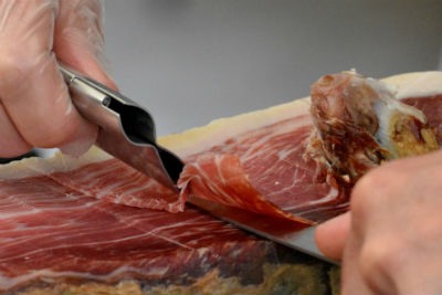 Cortar correctamente el jamon iberico