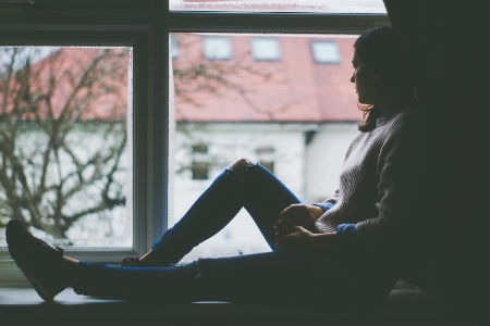 chica depresiva en la ventana