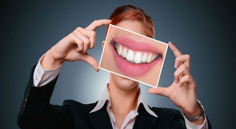 mujer sonrisa dental