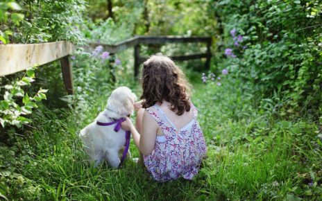 niña con su perrito mascota