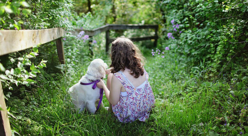 niña con su perrito mascota