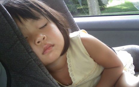 niño durmiendo silla de bebe en coche