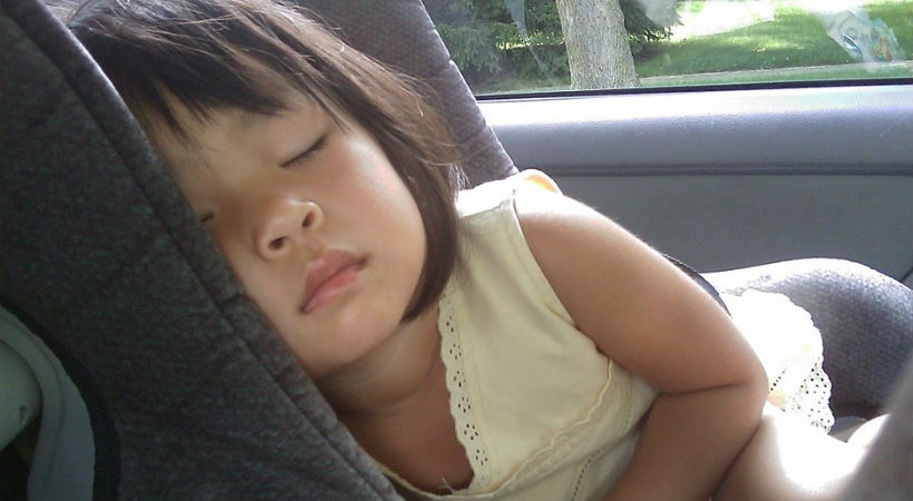 niño durmiendo silla de bebe en coche