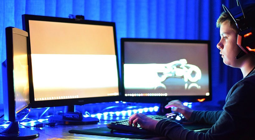 niño jugando en ordenador gamer