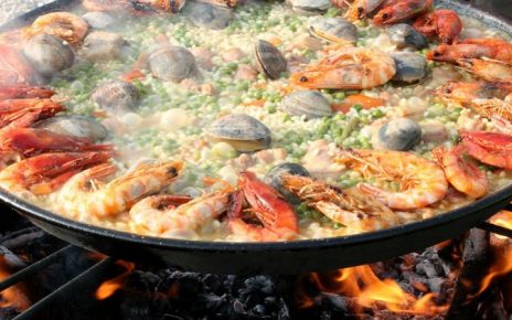 La paella comida española