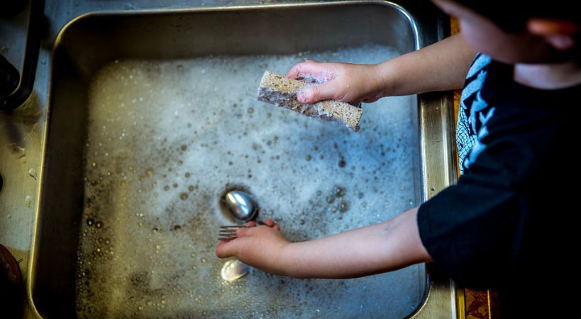 20 Maneras de incluir a los niños en las tareas del hogar