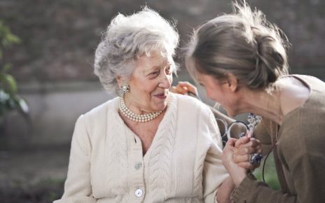Beneficios de contar con un cuidador a domicilio para el anciano