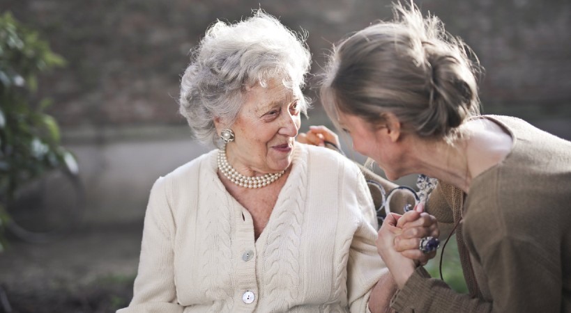 Beneficios de contar con un cuidador a domicilio para el anciano