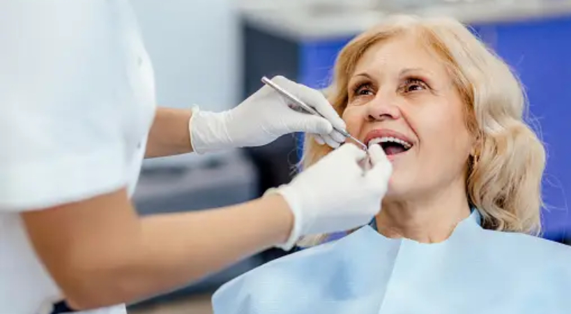 Clínica de implantes dentales para personas mayores