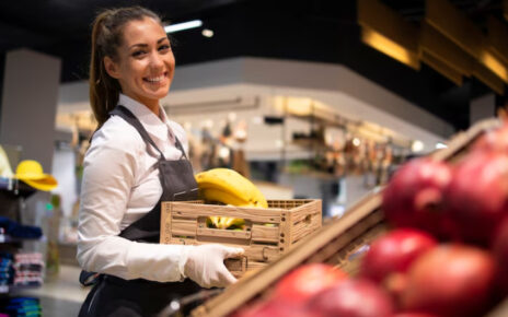 Hasta qué hora está abierta la tienda de alimentos más cercana