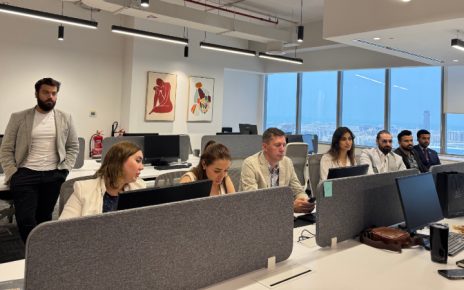 Oficina con trabajadores